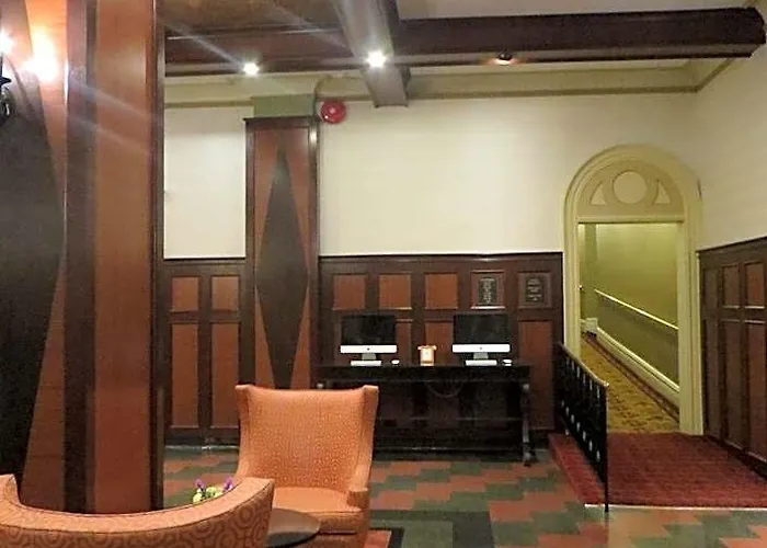 Carleton Of 3* Oak Park