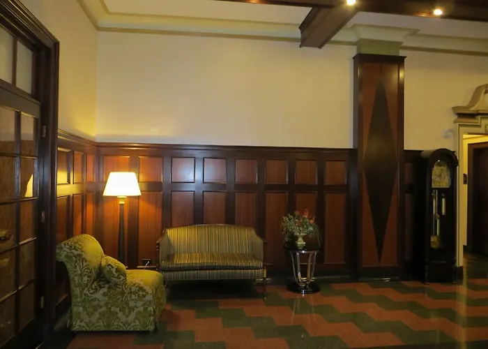 Carleton Of Hotel Oak Park